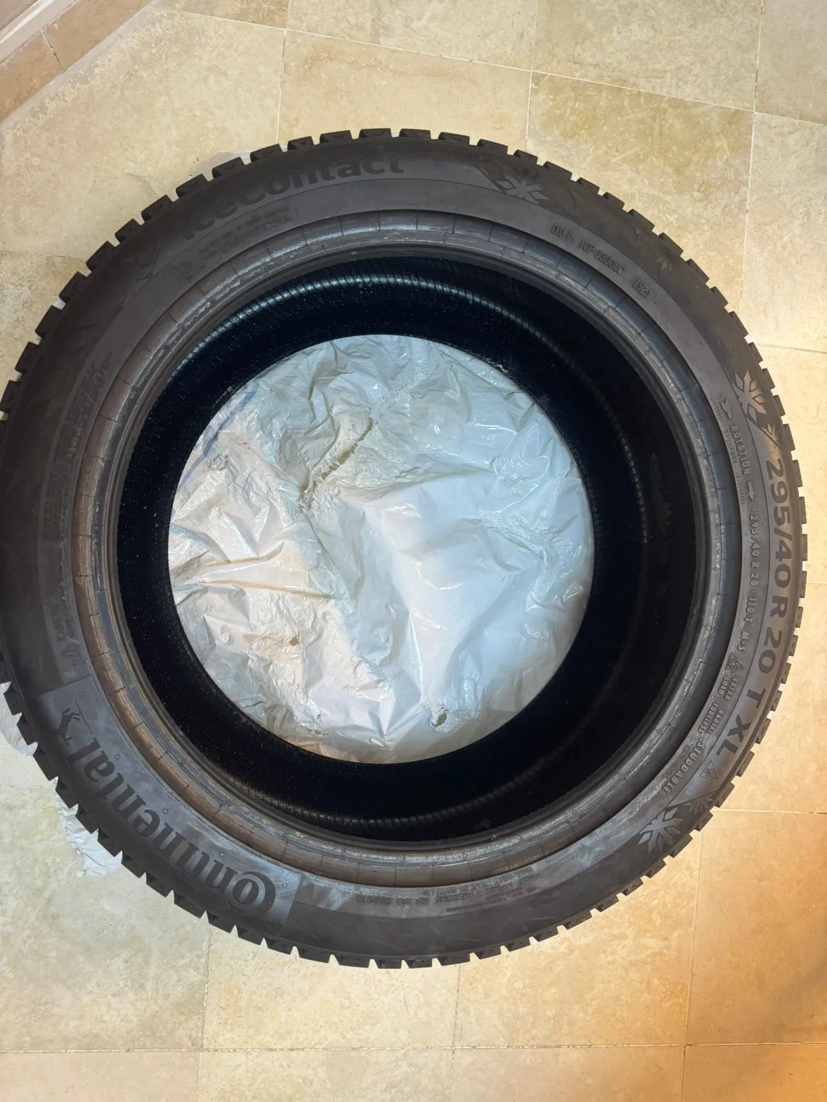 Pneus hiver continental presque neufs - 295/40R20 et 265/45r20295/
