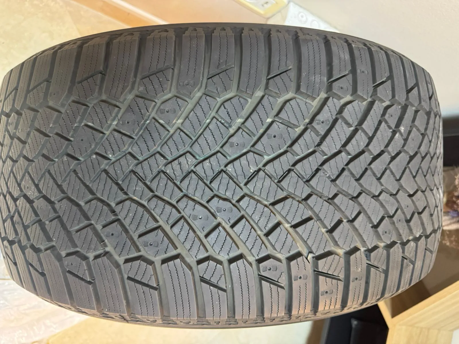 Pneus hiver continental presque neufs - 295/40R20 et 265/45r20295/