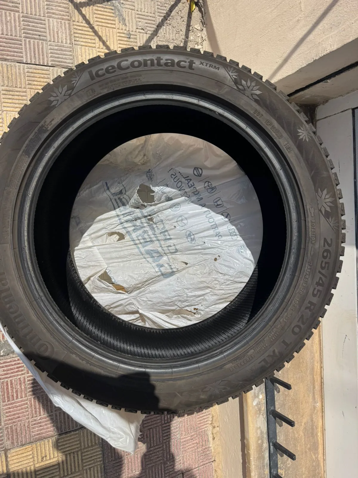 Pneus hiver continental presque neufs - 295/40R20 et 265/45r20295/