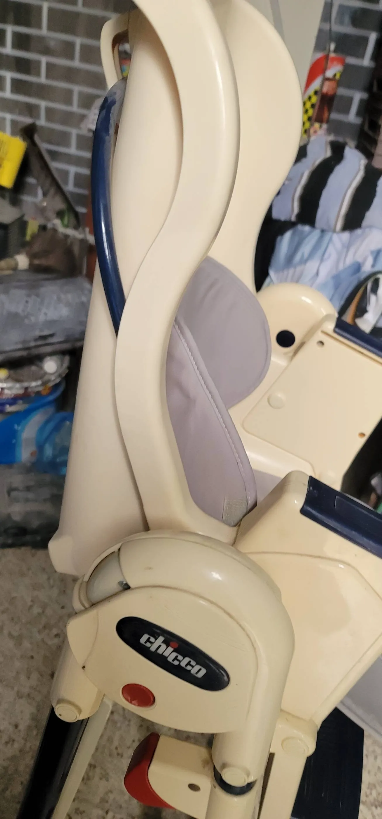 Chaise haute bébé de marque chicco réglable
