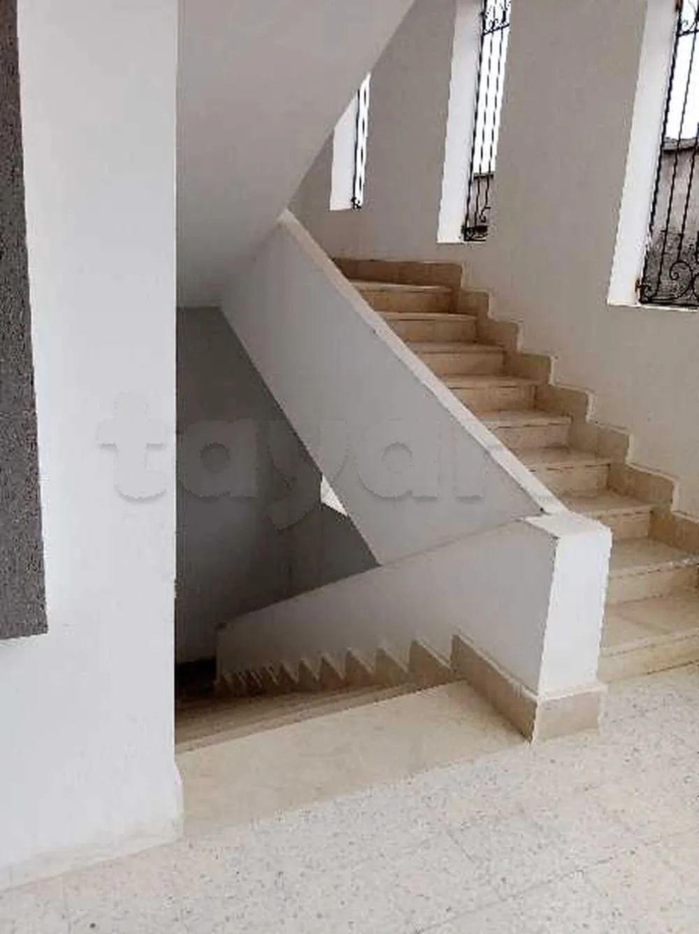 un spacieux étage s+3 au 1er étage a louera Denden derriére salle des fetes sabrine