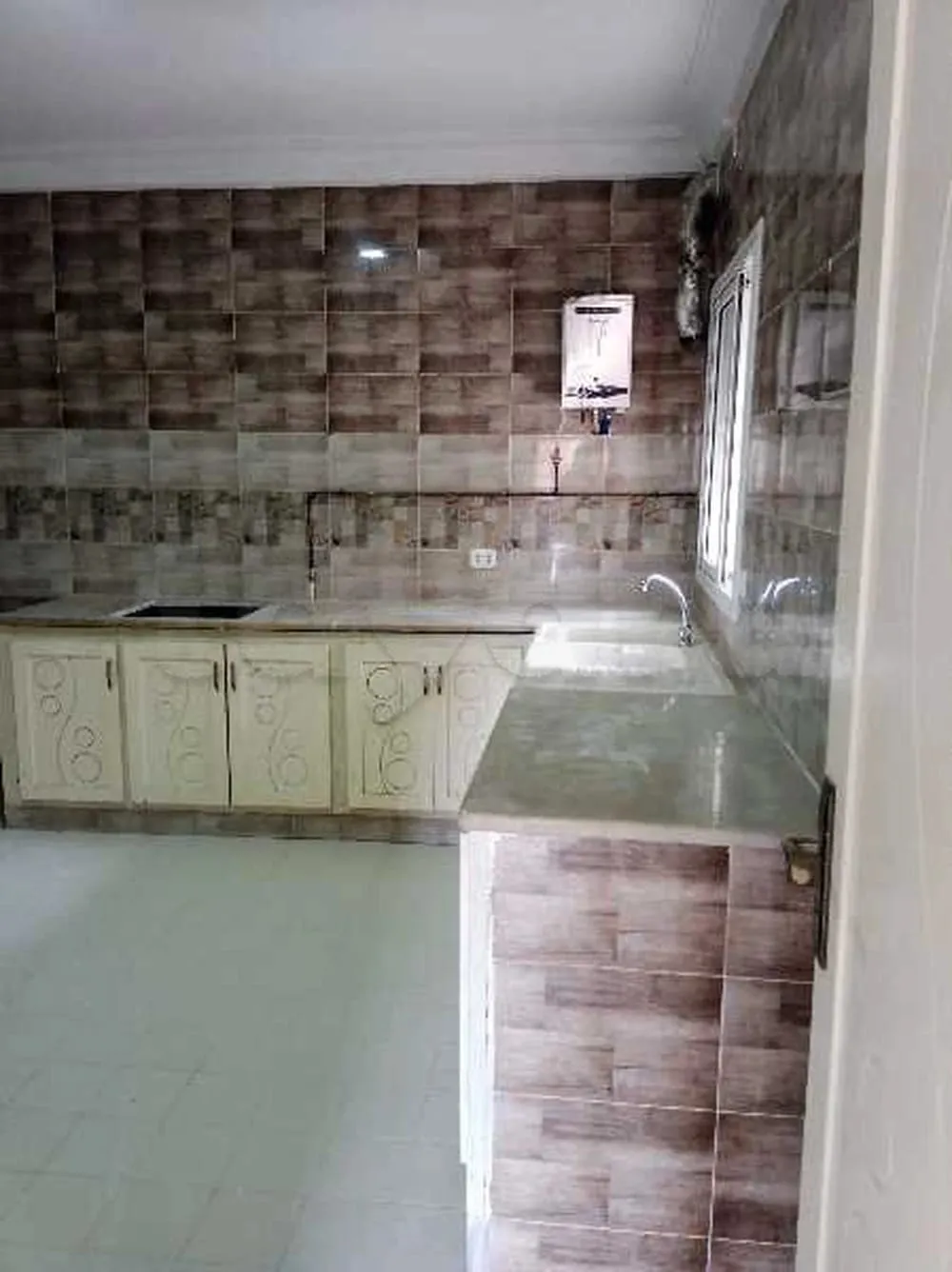 un spacieux étage s+3 au 1er étage a louera Denden derriére salle des fetes sabrine