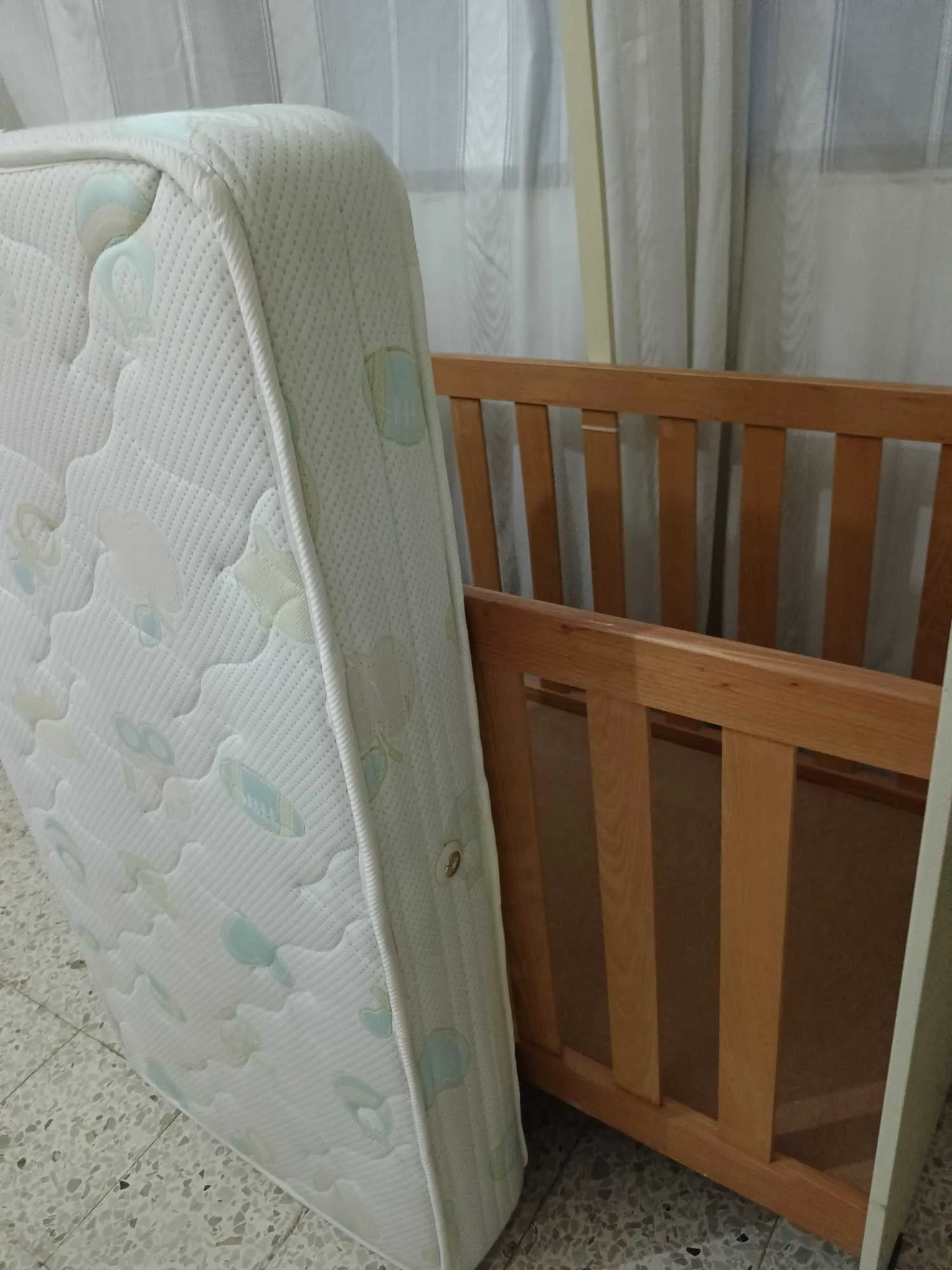 Lit bébé+matelas confortex