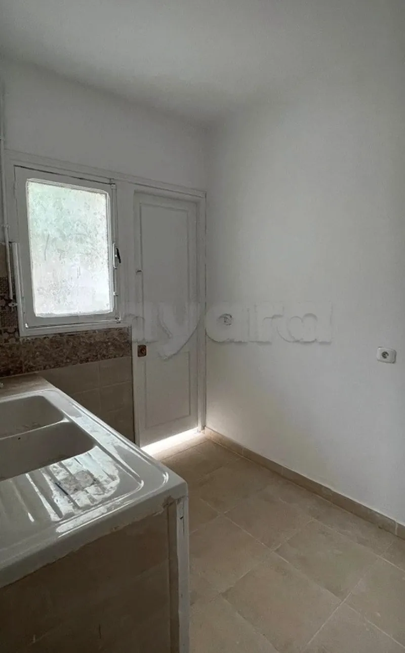 Location S2 vide à Cité El Khadhra