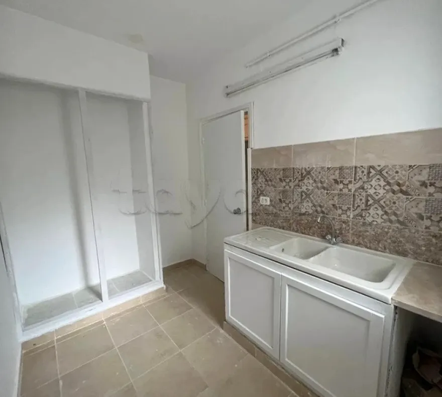 Location S2 vide à Cité El Khadhra