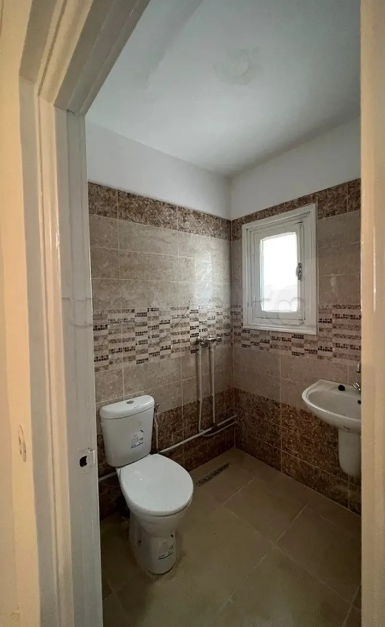 Location S2 vide à Cité El Khadhra