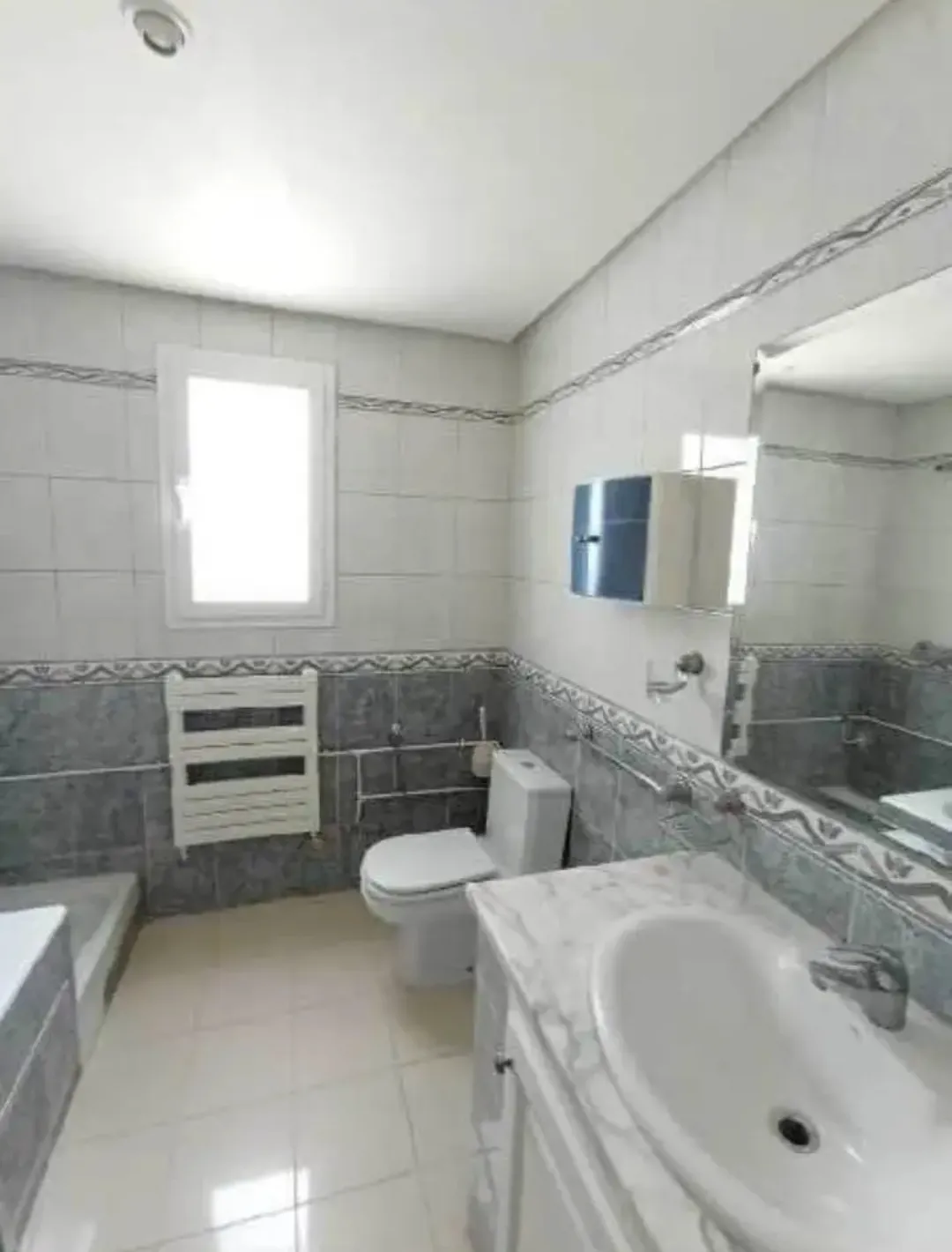 Location S3 vide à Ennasr 2