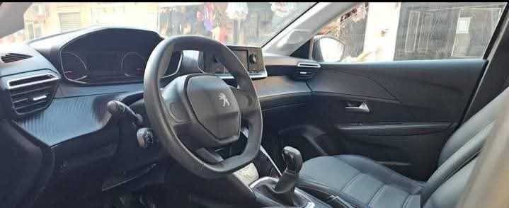 Peugeot 208 populaire première main août 2023 encore sous garantie
dernier entretien 19.02.2026