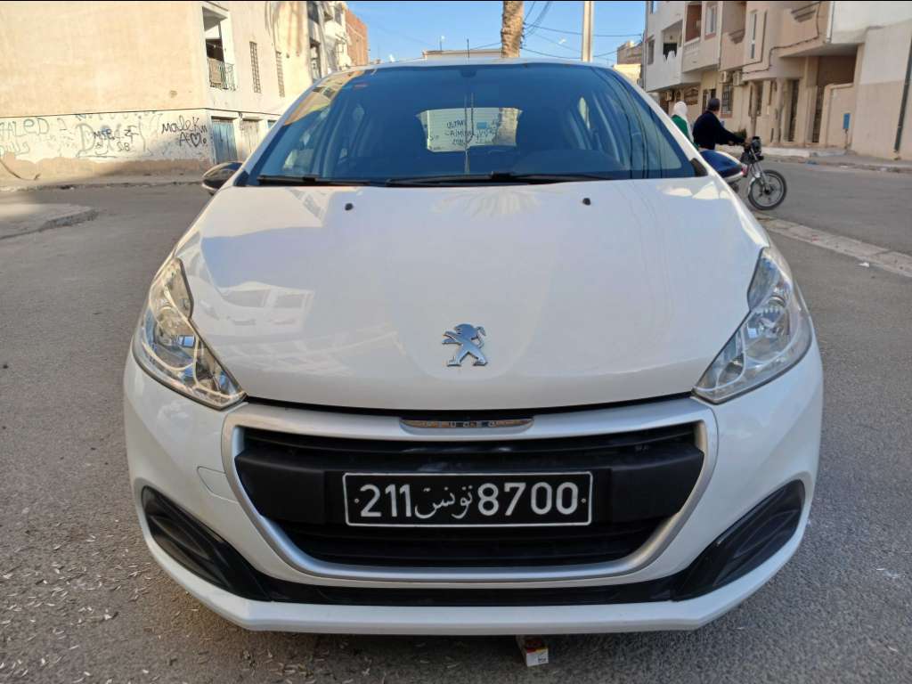 PEUGEOT 208 1er main ESSENCE Tel 24 313 594 