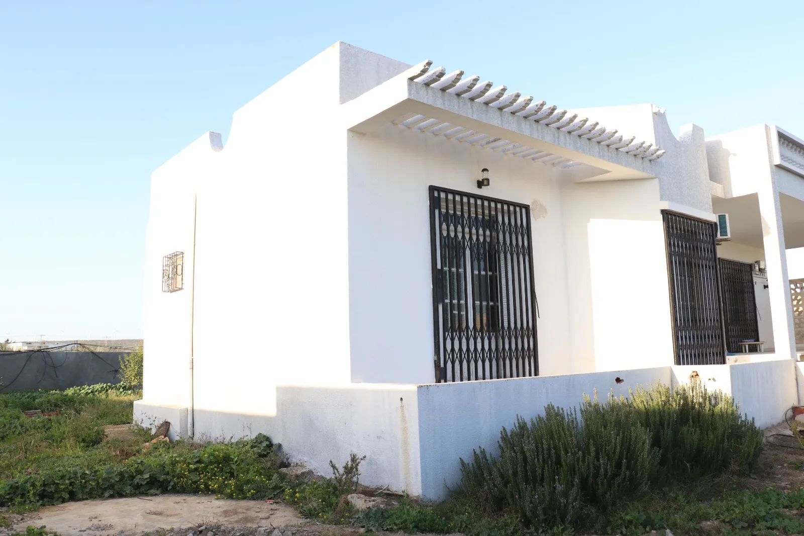 A vendre terrain + villa + 2 garages 