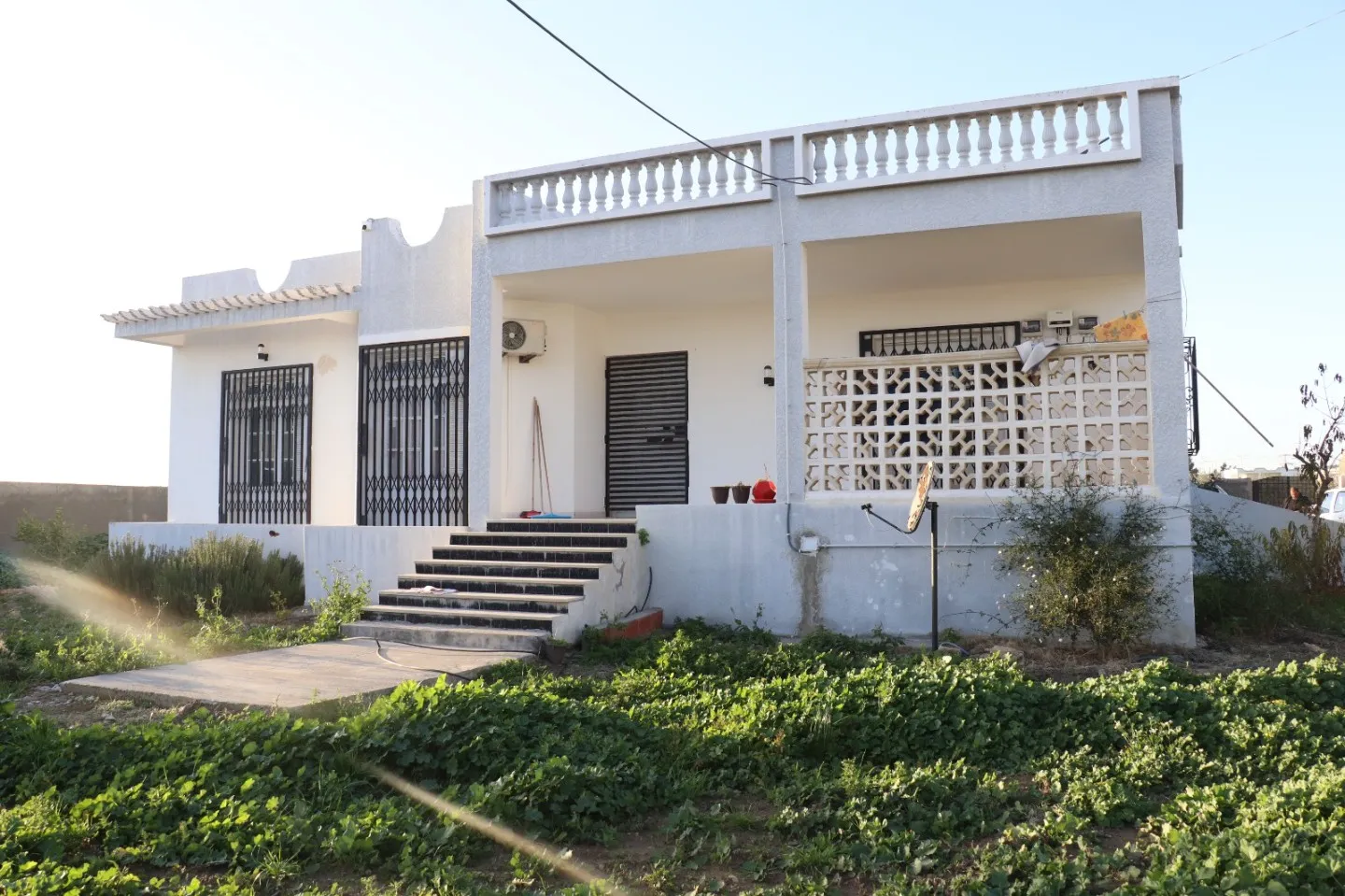 A vendre terrain + villa + 2 garages 