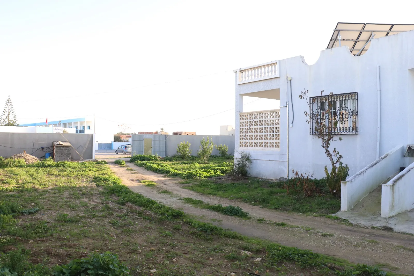 A vendre terrain + villa + 2 garages 