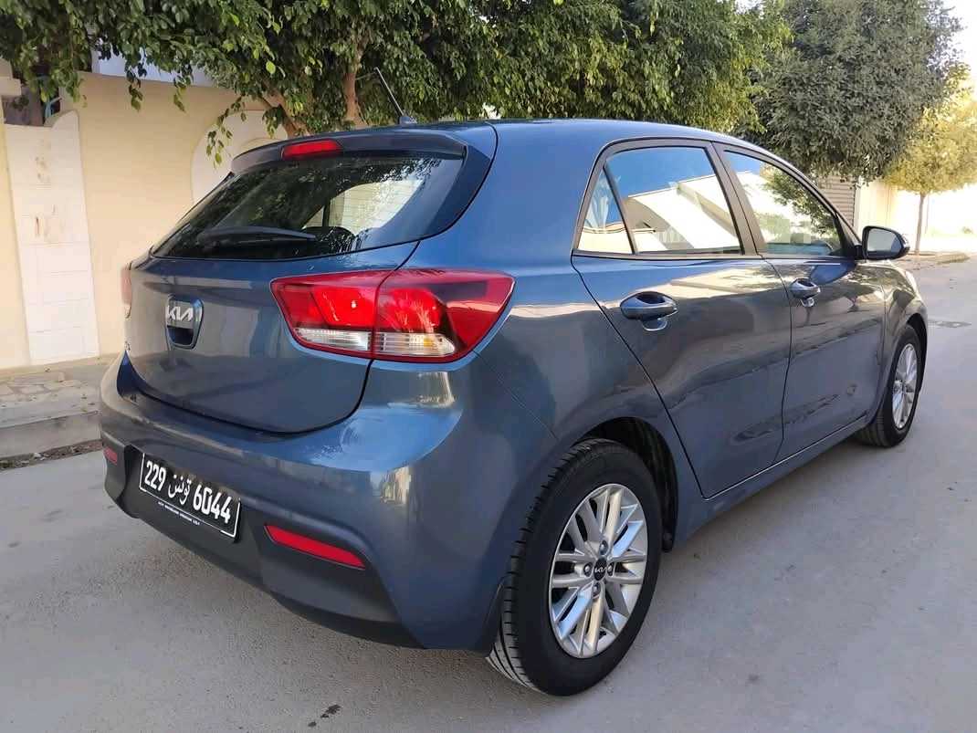 KIA RIO COUPÉ PREMIÈRE MAIN EN ÉTAT NEUF 