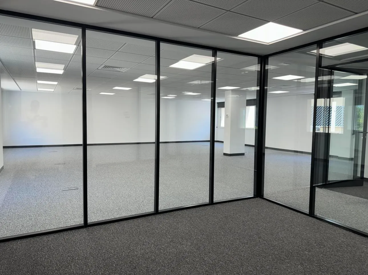 Super bureau 300 m² retapé à neuf au lac 1